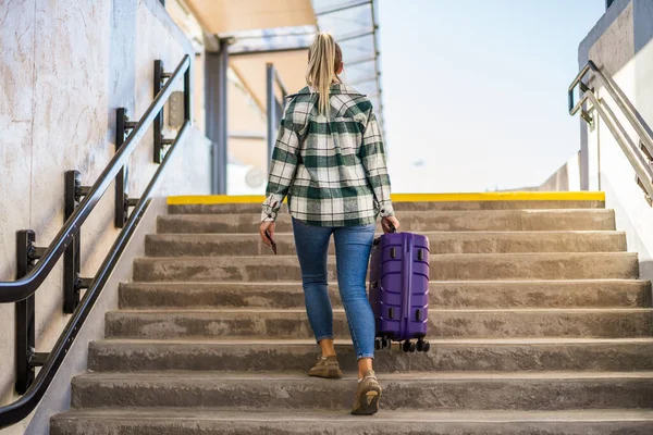 Женщина Чемоданом Билетом Поднимается Лестнице Вокзал — стоковое фото