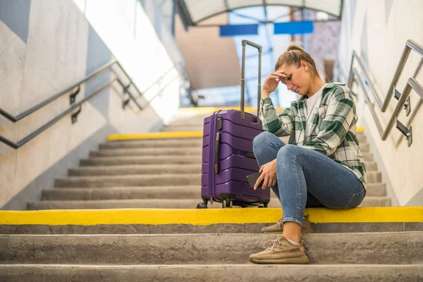 Mulher Preocupada Com Telefone Mala Sentada Uma Escada Estação Trem — Fotografia de Stock