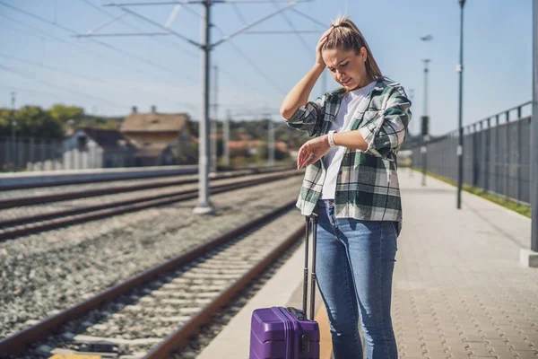 Mulher Preocupada Olhando Para Relógio Com Mala Uma Estação Trem — Fotografia de Stock