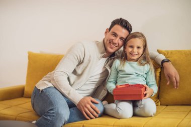 Mutlu kız babasından hediye alıyor..