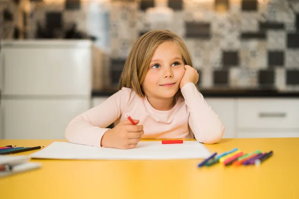 Hübsches Kleines Mädchen Genießt Zeichnung Hause — Stockfoto