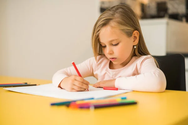 Красивая Маленькая Девочка Любит Рисовать Себя Дома — стоковое фото
