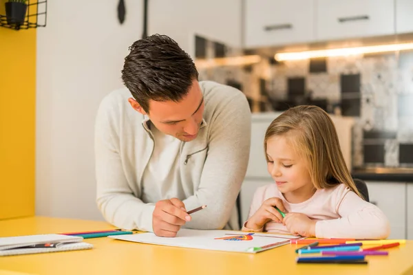 Mała Dziewczynka Jej Ojciec Lubią Rysować Razem Ich Domu — Zdjęcie stockowe