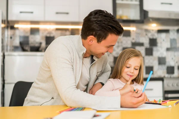 小さな女の子と彼女の父親は彼らの家で一緒に描くのを楽しむ — ストック写真