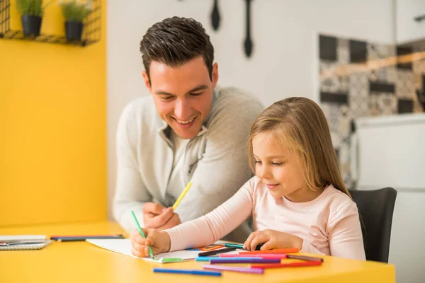小さな女の子と彼女の父親は彼らの家で一緒に描くのを楽しむ — ストック写真