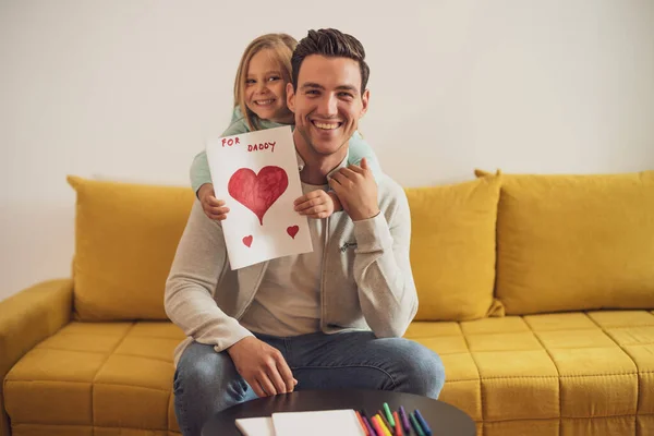 Mutlu Baba Kız Ellerinde Kalp Şeklinde Yazılı Tebrik Kartı Tutuyorlar — Stok fotoğraf