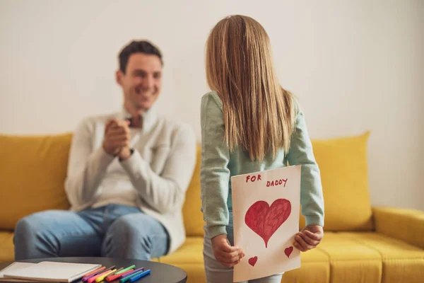 Glückliche Tochter Hält Glückwunschkarte Mit Herzformen Und Text Für Ihren — Stockfoto