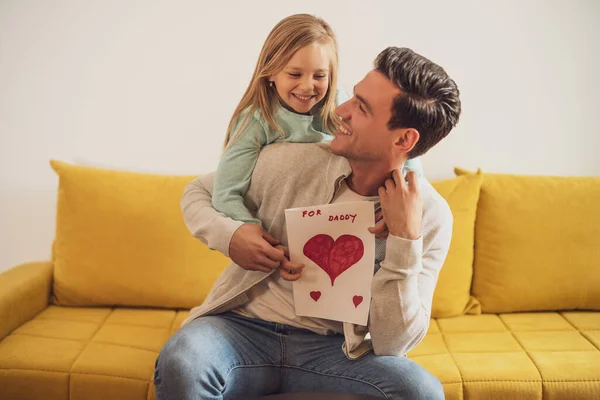 Feliz Pai Filha Segurando Cartão Saudação Com Formas Coração Texto — Fotografia de Stock