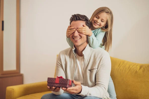 Glücklicher Vater Bekommt Geschenk Von Seiner Tochter — Stockfoto
