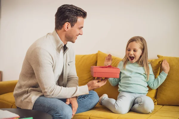 Glückliche Tochter Bekommt Geschenk Von Ihrem Vater — Stockfoto