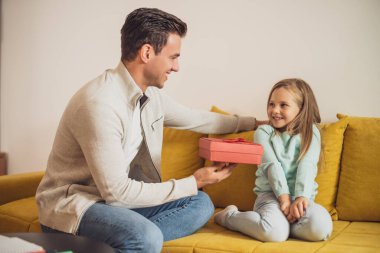 Mutlu kız babasından hediye alıyor..