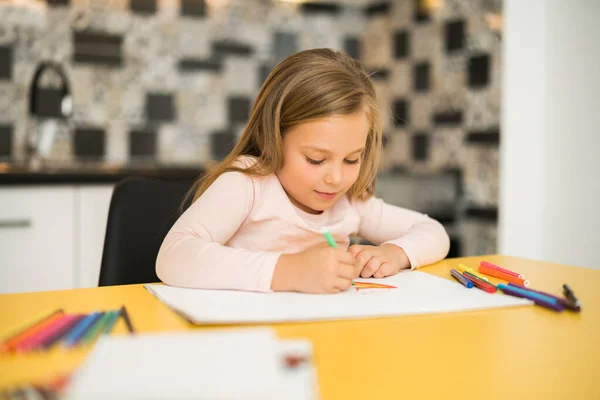 Красивая Маленькая Девочка Любит Рисовать Себя Дома — стоковое фото