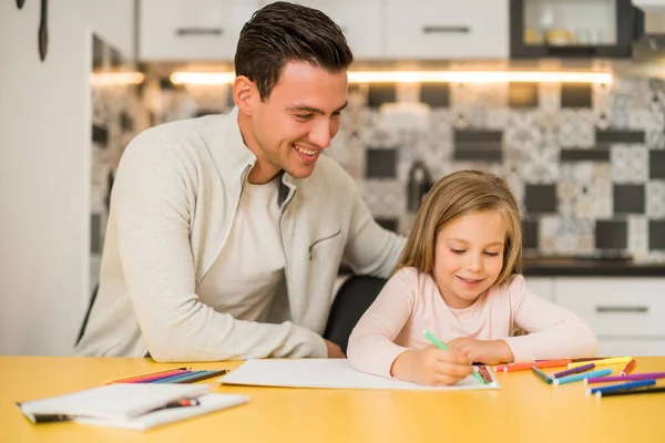 Mała Dziewczynka Jej Ojciec Lubią Rysować Razem Ich Domu — Zdjęcie stockowe
