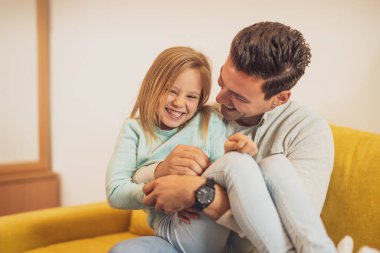Mutlu baba ve kız evlerinde birlikte vakit geçirmenin keyfini çıkarıyorlar..