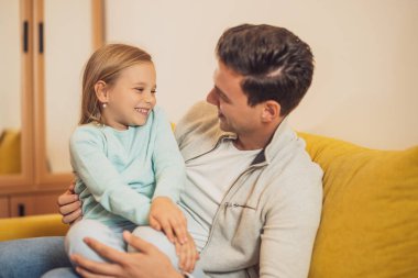 Mutlu baba ve kız evlerinde birlikte vakit geçirmenin keyfini çıkarıyorlar..