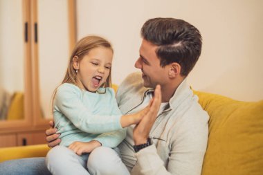 Mutlu baba ve kız evlerinde birbirlerine beşlik çakıyorlar..