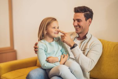 Mutlu baba ve kız birlikte vakit geçiriyorlar ve evlerinde eğleniyorlar..