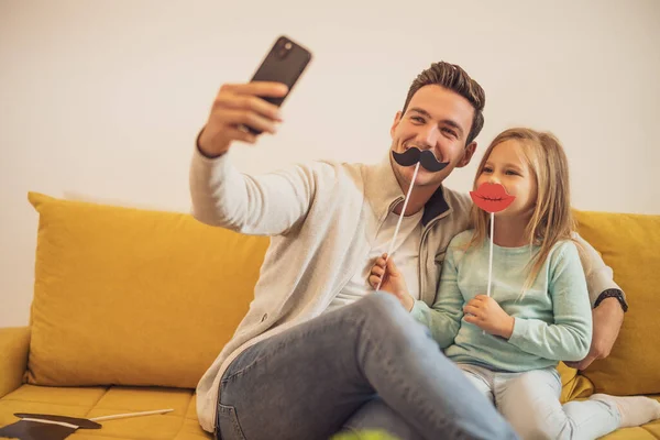 Baba Kızı Evlerinde Parti Malzemeleriyle Eğlenirken Selfie Çekiyorlar — Stok fotoğraf