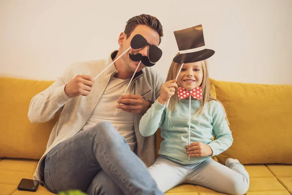 Vater Und Tochter Haben Spaß Mit Party Requisiten Bei Sie — Stockfoto
