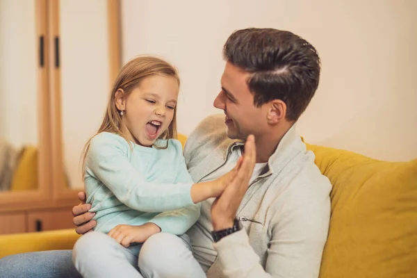 Glücklicher Vater Und Tochter Geben Sich Hause Eine Hohe Fünf — Stockfoto