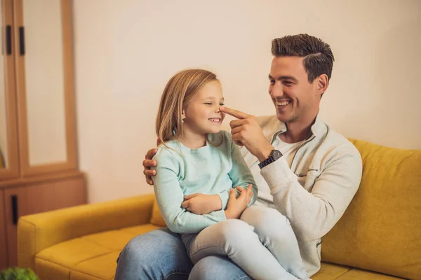 Glücklicher Vater Und Tochter Verbringen Zeit Miteinander Und Haben Spaß — Stockfoto