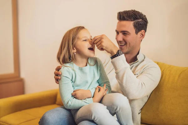 Glücklicher Vater Und Tochter Verbringen Zeit Miteinander Und Haben Spaß — Stockfoto