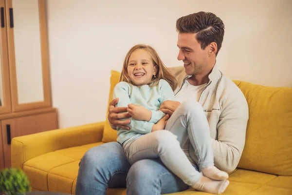 Glücklicher Vater Und Tochter Genießen Die Gemeinsame Zeit Hause — Stockfoto