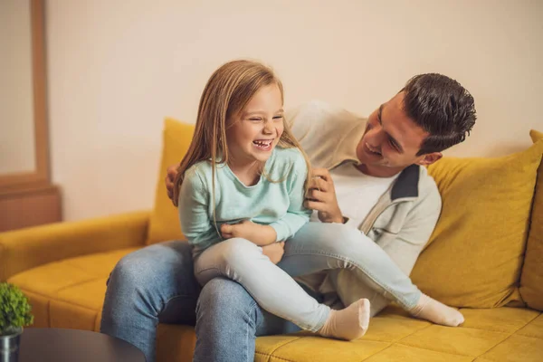 Glücklicher Vater Und Tochter Genießen Die Gemeinsame Zeit Hause — Stockfoto