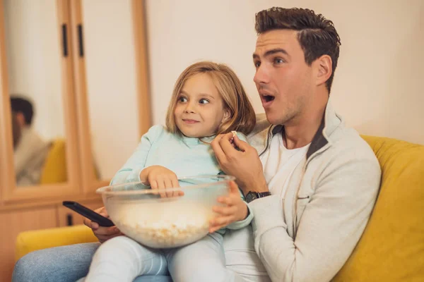 Sorpreso Padre Figlia Guardare Mangiare Popcorn Insieme Casa Loro — Foto Stock