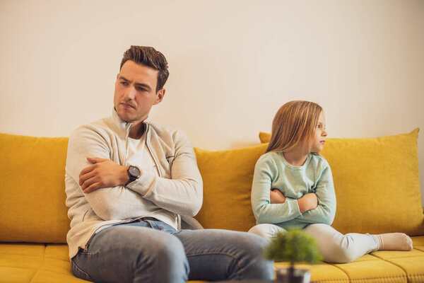 У отца и дочери конфликт в доме..