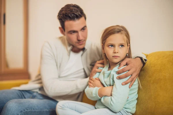 Bambina Arrabbiata Dopo Conflitto Con Suo Padre Sta Cercando Consolarla — Foto Stock