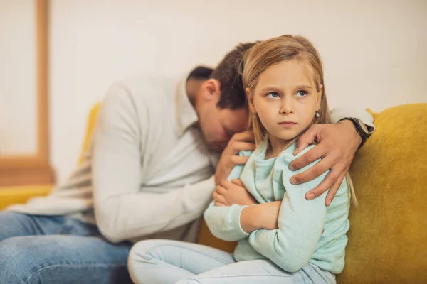 Niña Está Enojada Después Conflicto Con Padre Está Tratando Consolarla —  Fotos de Stock
