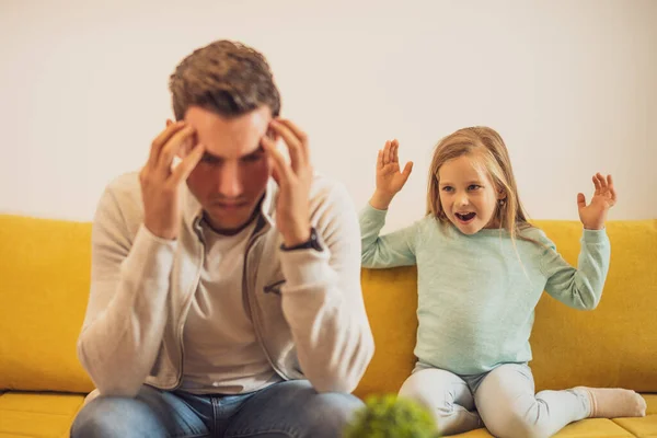 Дочка Кричить Свого Стресованого Батька Вдома — стокове фото