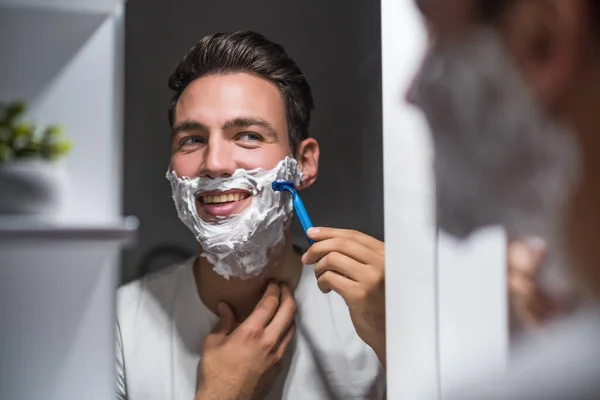 Man Shaving Beard While Looking Himself Mirror — Stock Photo, Image