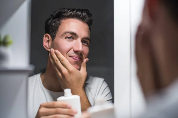 Man Applying Aftershave While Standing Front Mirror —  Fotos de Stock