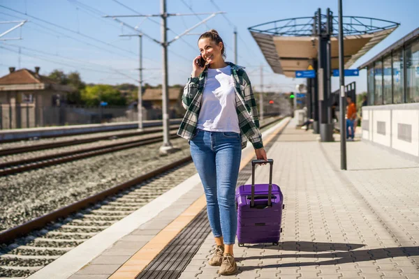 Mulher Feliz Usando Telefone Celular Uma Estação Trem — Fotografia de Stock