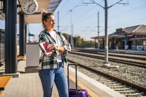 Mujer Enojada Pie Una Estación Tren —  Fotos de Stock