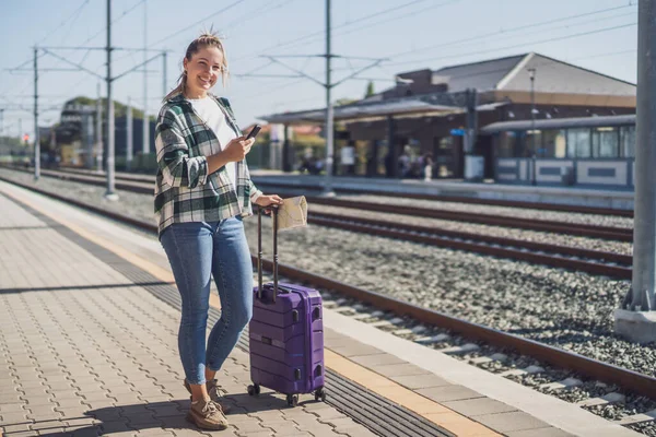 Mulher Feliz Usando Telefone Celular Segurando Mapa Uma Estação Trem — Fotografia de Stock