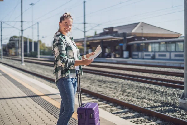 Счастливая Женщина Использует Карту Стоя Железнодорожной Станции — стоковое фото