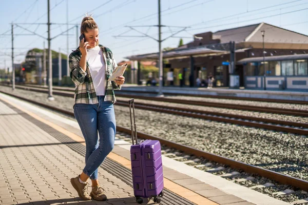 Mulher Feliz Usando Telefone Celular Segurando Mapa Uma Estação Trem — Fotografia de Stock