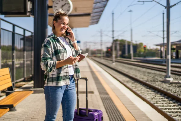 Mulher Feliz Usando Telefone Celular Segurando Bilhete Uma Estação Trem — Fotografia de Stock