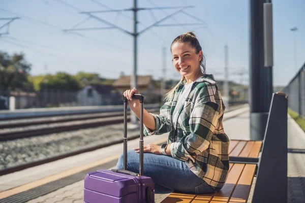 Mulher Feliz Gosta Sentar Banco Estação Trem — Fotografia de Stock