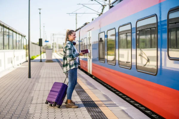 Mujer Feliz Con Maleta Sosteniendo Billete Esperando Para Entrar Tren — Foto de Stock