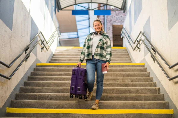 Mulher Feliz Com Mala Bilhete Descendo Uma Escada Estação Trem — Fotografia de Stock