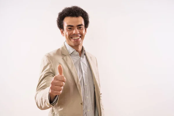 Портрет Счастливого Успешного Бизнесмена Показывающего Большой Палец Вверх — стоковое фото