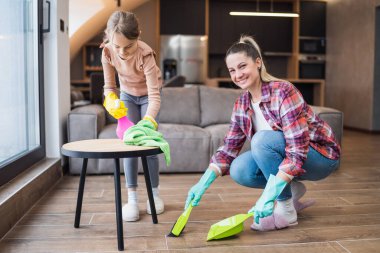 Mutlu anne ve kız birlikte temizlik yapıyorlar..