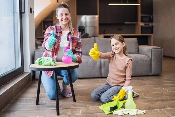 Mutlu Anne Kız Birlikte Evi Temizlerken Başparmaklarını Gösteriyorlar — Stok fotoğraf