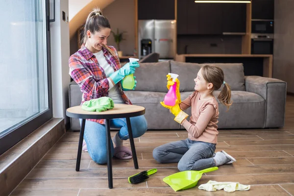 一緒に家を掃除しながら楽しい時間を過ごす幸せな母親と娘 — ストック写真