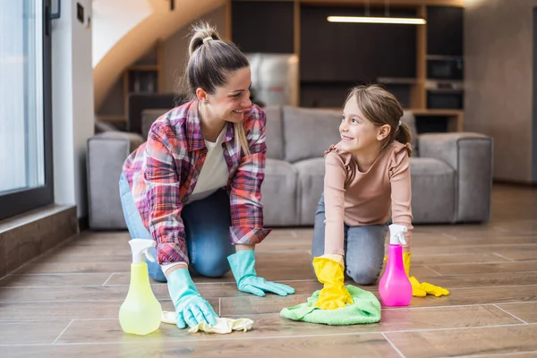 Ευτυχισμένη Μητέρα Και Κόρη Καθαρίζουν Μαζί Σπίτι — Φωτογραφία Αρχείου