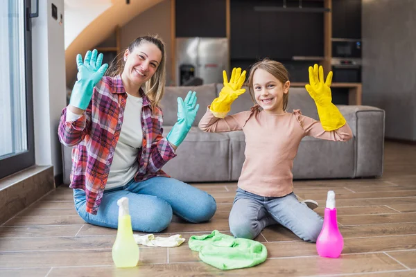 妈妈和女儿一起打扫房子很开心 — 图库照片